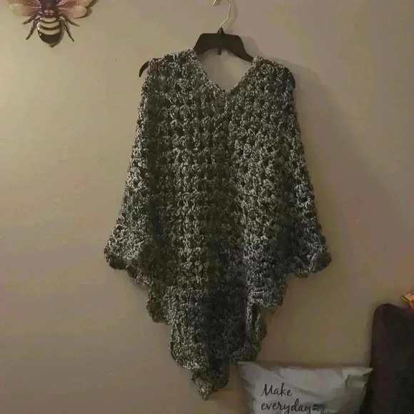 Knitted black and white poncho - Picture 4 of 4